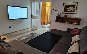 Spacious And Modern Apartment In Town Center
